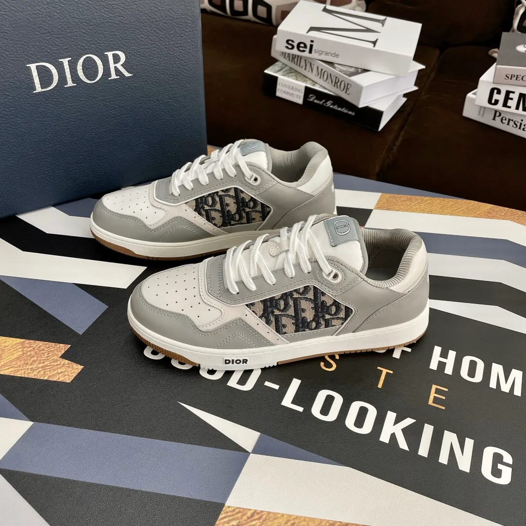 👟👟Ex-factory price 480👟👟 Women's shoes, women's clothing, men's +10 (3d printing +20) Dior Dior🔥Counter genuine products 1-1 Top version (you can compare with the original version) The top version is made, not blown out👍👫Contrast color positioning and splicing design! Fashionable and casual personality! Look like a goddess on your feet! Simple line design, three-dimensional cutting, super invincible and stylish, looks good no matter how you match it. The super popular elements and colors make the whole set youthful and beautiful. It can easily catch the eye in the crowd. It is casual, comfortable, fashionable and versatile, a high-quality casual suit with no sense of age. ✅Fabrics: imported first-layer cowhide + high-tech laser technology. ✅Inner lining: imported transparent silk fabric. ✅Feet: original molded feet. ✅Outsole: original molded 1:1 two-color T👟👟factory price U outsole ✅Method: original 1:1 full set of lasts ✅Female size: 35～40 ✅Male size: 38～45
